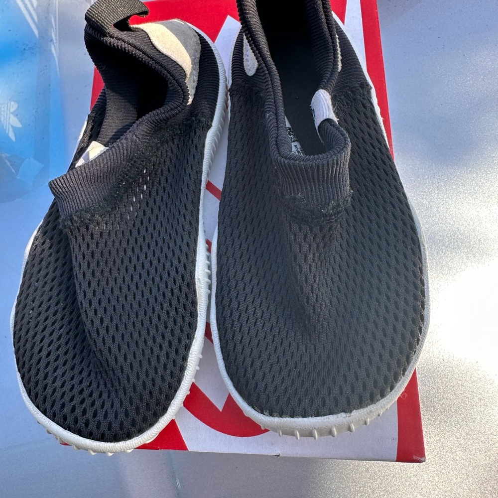 Nike Aqua sock size 8 black and white